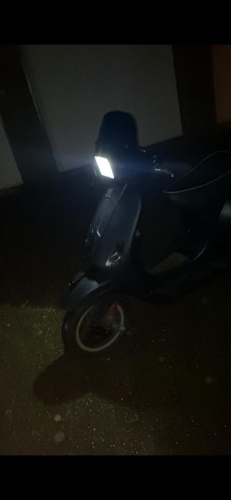Vespa s, Fietsen en Brommers, Brommers | Vespa, Zo goed als nieuw, Overige modellen, Maximaal 25 km/u, Ophalen