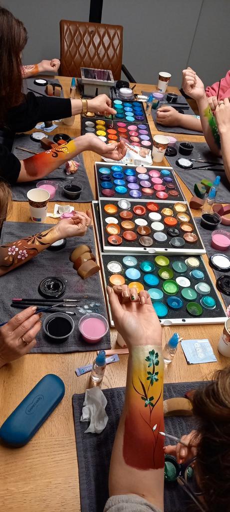 schmink, grime, glittertattoo,bellypaints en cursussen, Diensten en Vakmensen, Kinderfeestjes en Entertainers, Schmink- of Themafeestjes