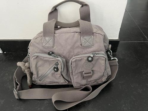 Taupe kleurige schouder / cross-over tas van Kipling met aap, Sieraden, Tassen en Uiterlijk, Tassen | Damestassen, Gebruikt, Schoudertasje