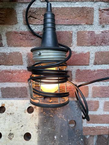 Industriele lamp zie omschrijving beschikbaar voor biedingen