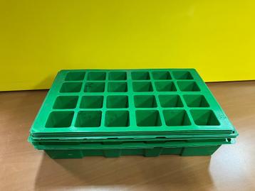 9 kweekplaten /kweekbodems /kweektray / plantencellen beschikbaar voor biedingen