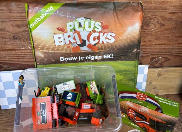 Bricks van Plus Bouw je eigen EK + bus + accessoires., Verzamelen, Sportartikelen en Voetbal, Zo goed als nieuw, Overige typen
