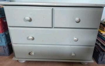 Mintgroen halkastje met lades beschikbaar voor biedingen