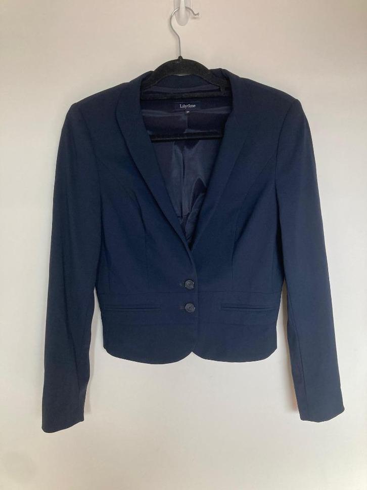 Lilytime donkerblauwe korte blazer maat 36, Kleding | Dames, Jasjes, Kostuums en Pakken, Zo goed als nieuw, Maat 36 (S), Blauw