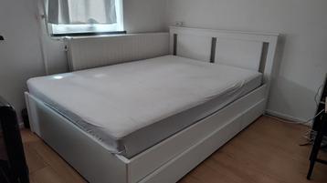 Bedframe 140x200 (initially without matress, but negotiable)