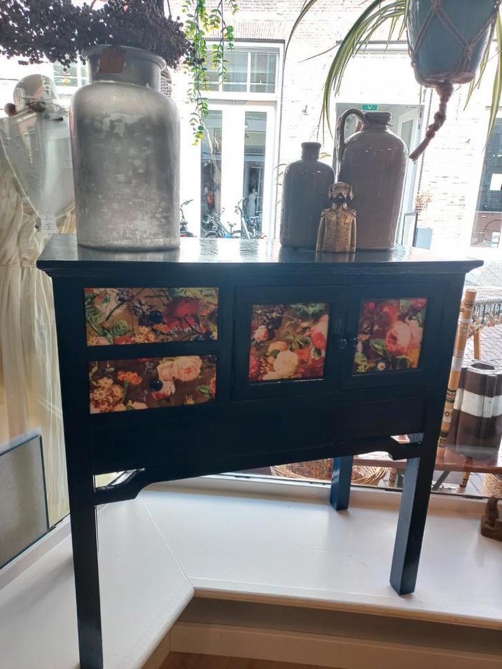 Gerestyled kastje met lades en deurtjes. Blauw en bloemen. H, Huis en Inrichting, Tafels | Sidetables, Zo goed als nieuw, 25 tot 50 cm
