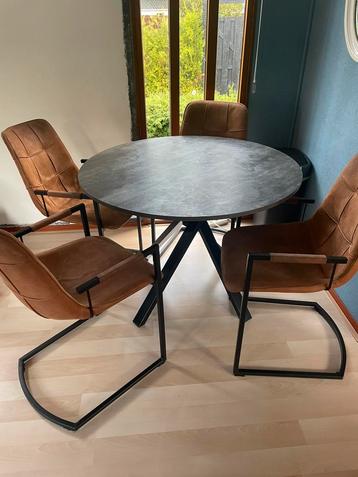 4 cognac kleurige eetkamerstoelen beschikbaar voor biedingen