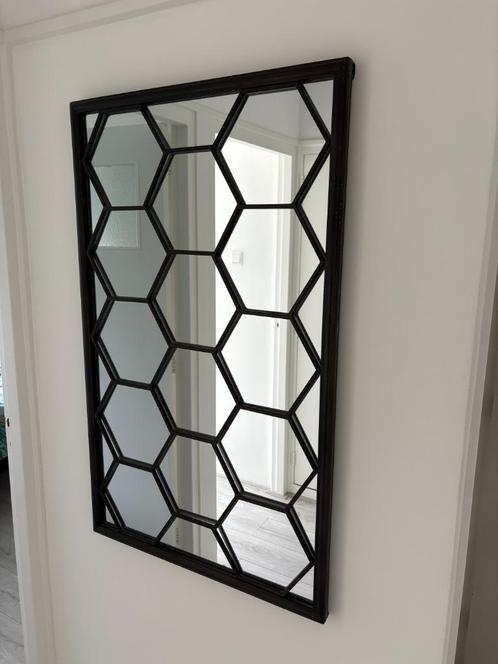 Moderne wandspiegel – hexagon-patroon met stalen frame, Huis en Inrichting, Woonaccessoires | Spiegels, Zo goed als nieuw, 50 tot 75 cm