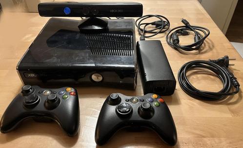 Xbox 360 S Console model 1439, Spelcomputers en Games, Spelcomputers | Xbox 360, Zo goed als nieuw, 250 GB, 360 S, Met 2 controllers