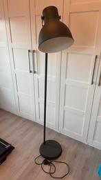 Ikea Hektar staande lamp donker grijs, Huis en Inrichting, Lampen | Vloerlampen, Ophalen, Zo goed als nieuw, 150 tot 200 cm