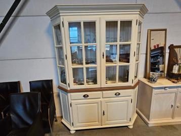 Landelijke buffetkast beschikbaar voor biedingen