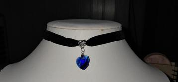 Mooie nieuwe zwart fluwelen ketting met blauw hartje beschikbaar voor biedingen