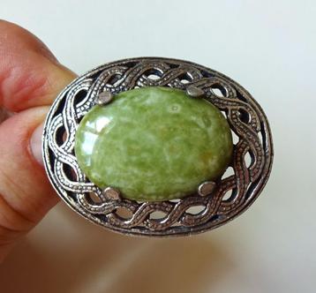 Miracle broche: groene Connemara marmer in Keltische zetting beschikbaar voor biedingen