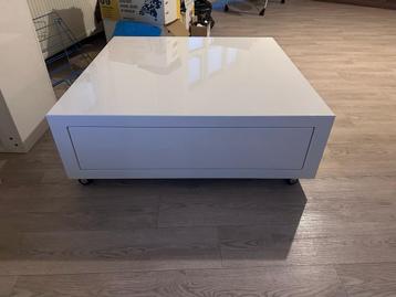 Nette witte salon tafel