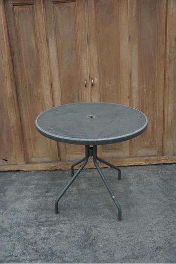 Ronde emu tafel tuintafel beschikbaar voor biedingen
