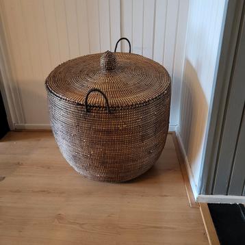 Afrikaanse Mand met Deksel - Gevlochten beschikbaar voor biedingen