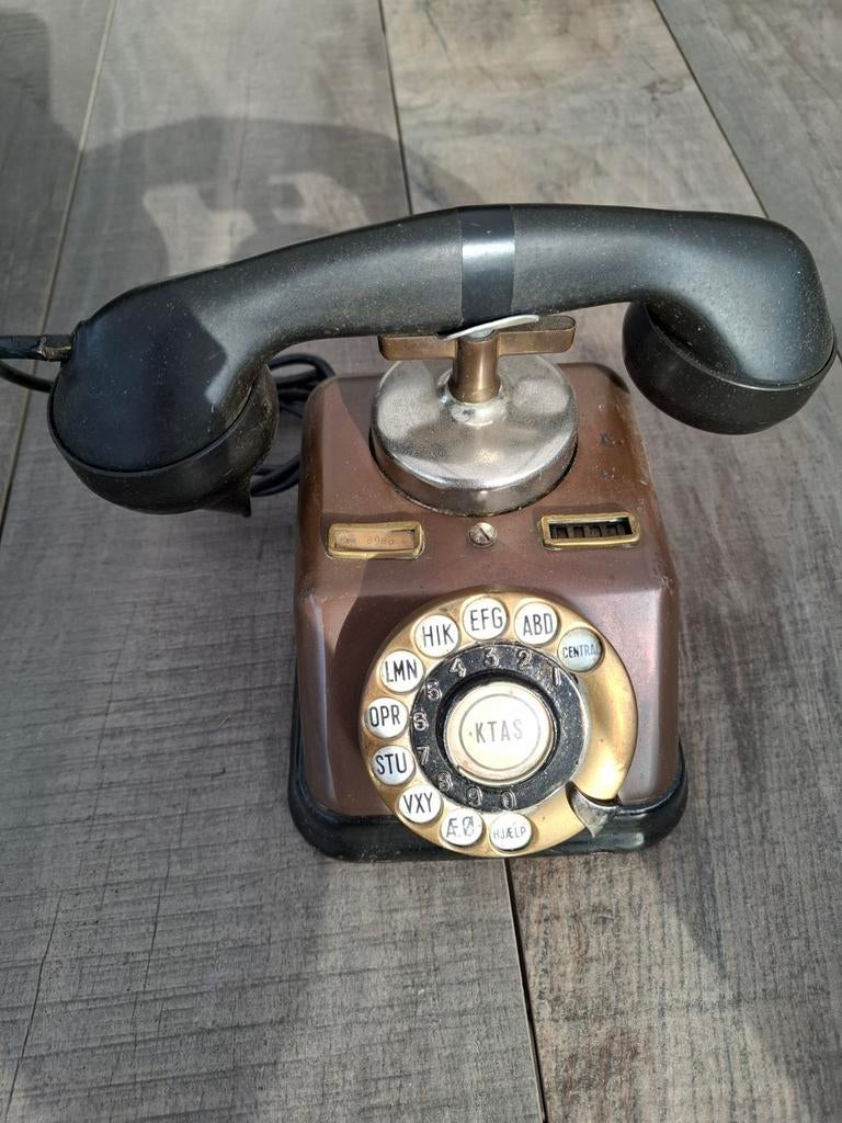 Oude koperen telefoon ., Ophalen
