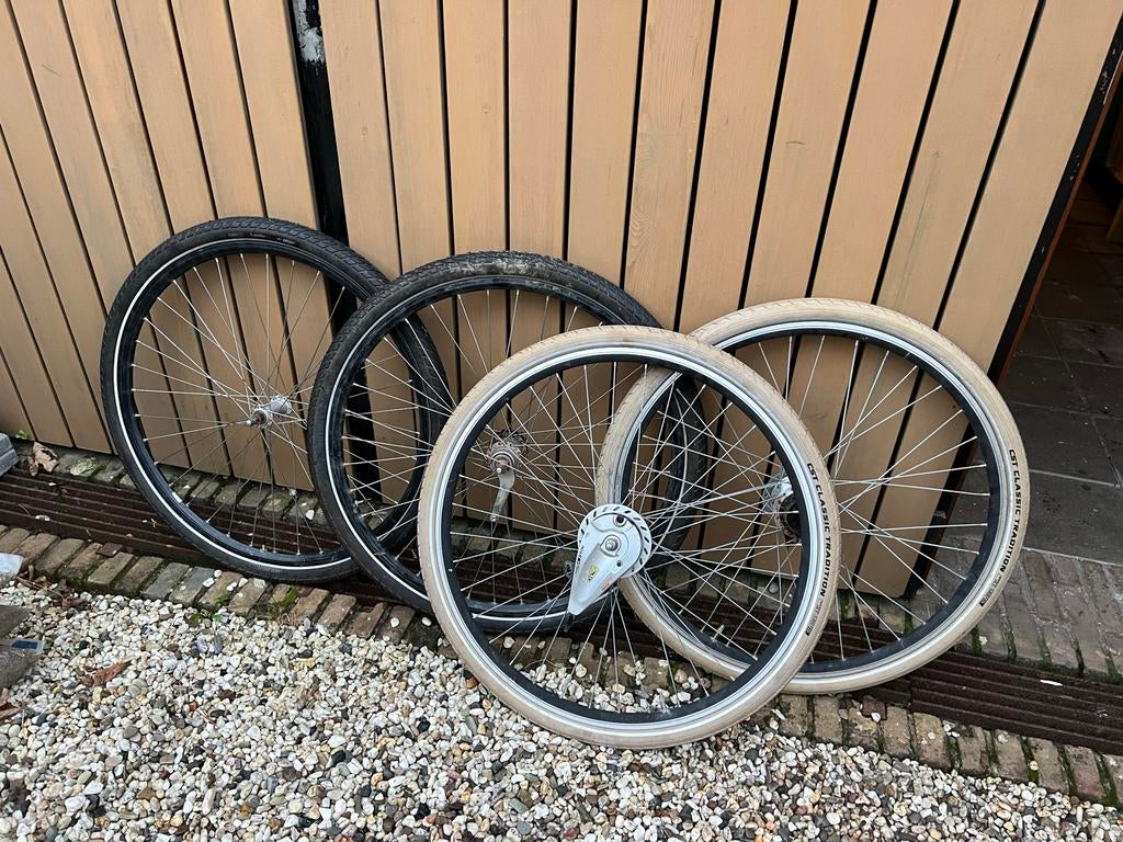 4 prima fietswielen met bijna nieuwe banden, trommelrem, ver, Gebruikt, Staal, Stadsfiets, Ophalen