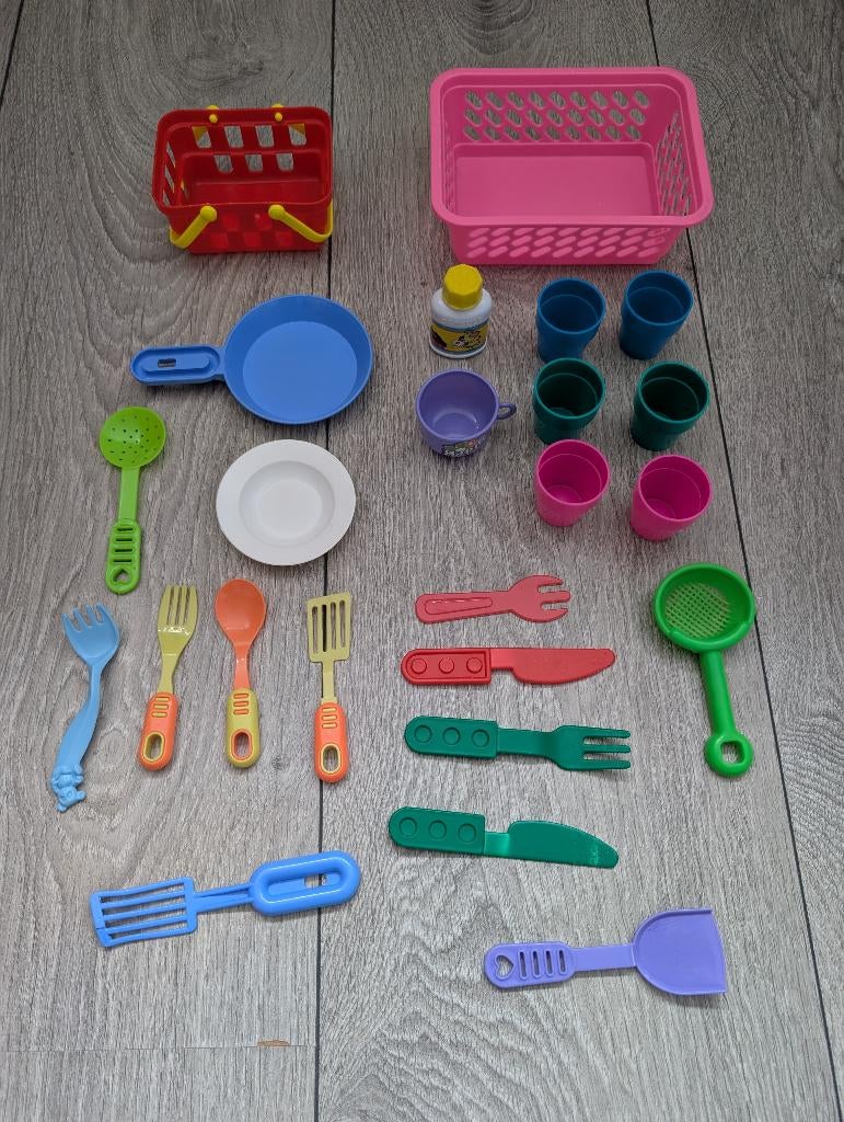Plastic keukenspullen pan, bord, beker, bestek - 24 delig, Ophalen of Verzenden, Gebruikt, Kunststof, Speelkeuken-accessoire