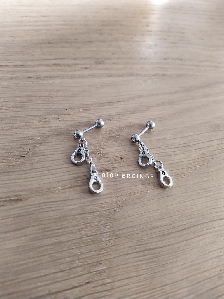 Nieuwe tragus, helix, oorpiercing. Oorbellen. Handboeien., Sieraden, Tassen en Uiterlijk, Ophalen of Verzenden, Zo goed als nieuw