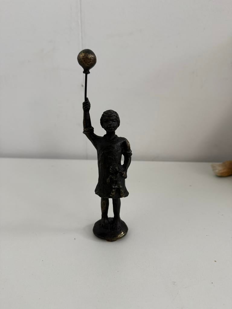 Bronzen beeldje meisje met ballon, Antiek en Kunst, Ophalen, Minder dan 20 cm, Beeld, Bruin