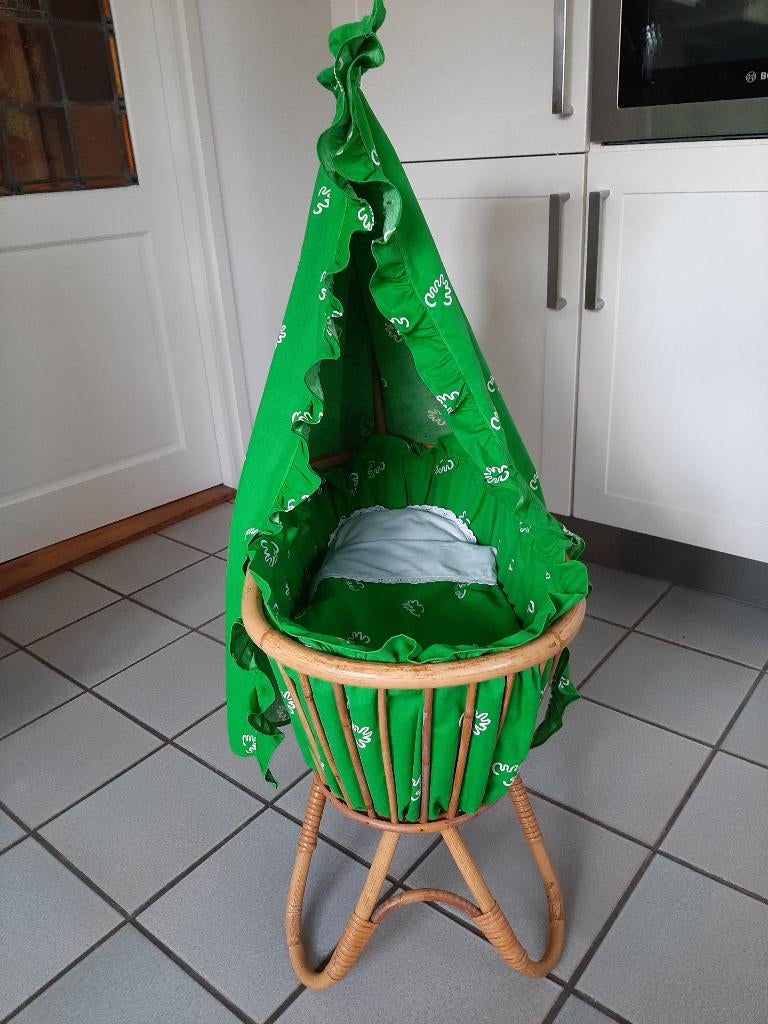 Vintage rotan poppenwieg met o.a. dekbedje, Ophalen, Gebruikt, Overige typen