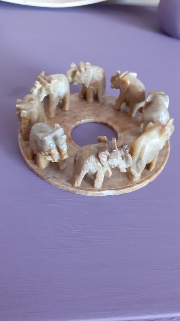 Spekstenen olifantjes in cirkel - handgesneden decoratie, Minder dan 20 cm, Ophalen of Verzenden, Steen of Keramiek, Beeld