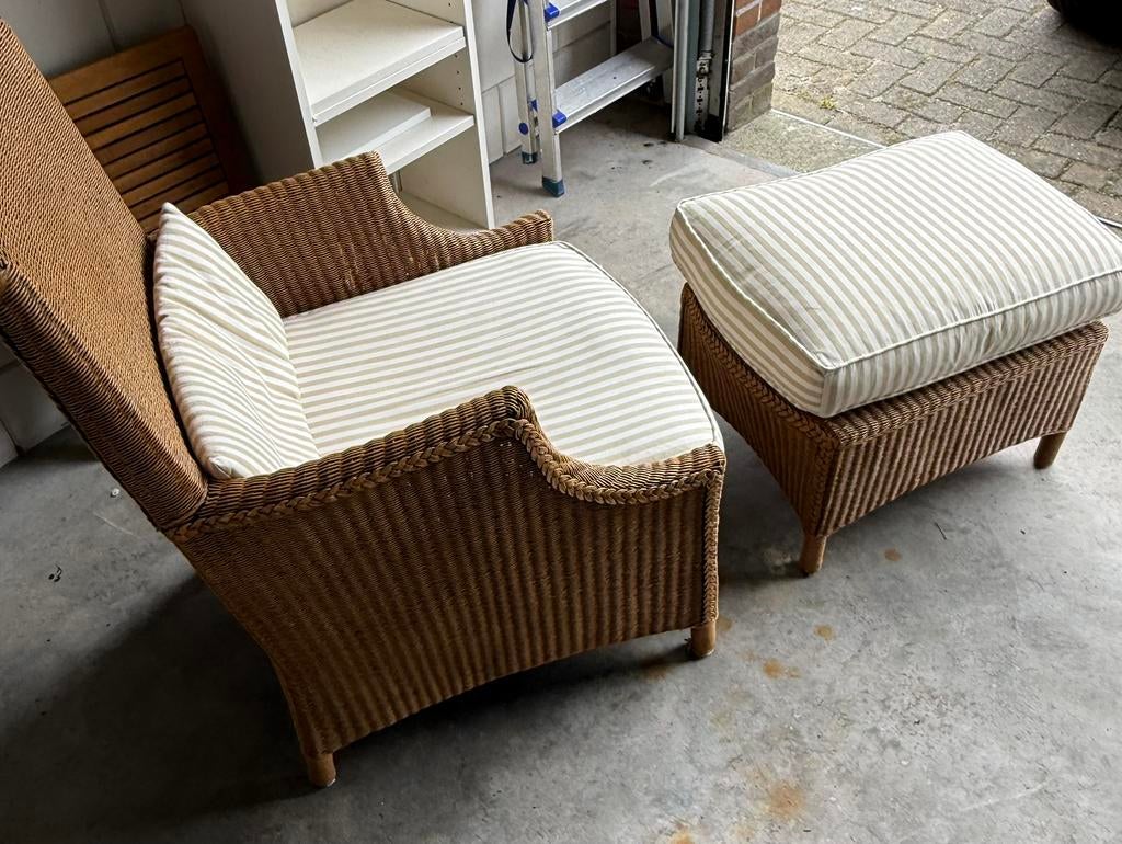 Lloyd loom fauteuil met losse voetenbank., Huis en Inrichting, Fauteuils, Ophalen, Zo goed als nieuw, Minder dan 75 cm, 50 tot 75 cm