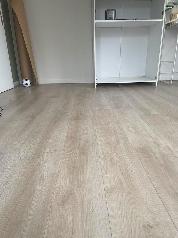 Kliklaminaat 14m2 inclusief plakplintjes, Huis en Inrichting, Stoffering | Vloerbedekking, Gebruikt, Laminaat, 10 tot 25 m², Ophalen