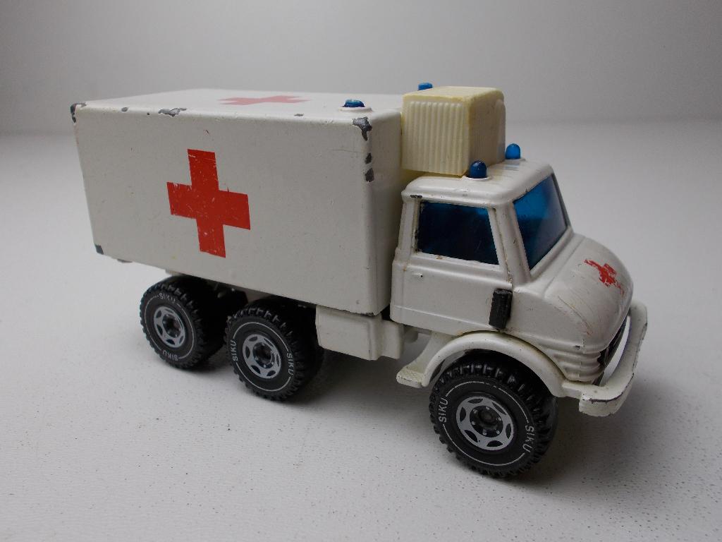1978 SIKU 2218 MERCEDES-BENZ UNIMOG AMBULANCE (Opknapper), Ophalen of Verzenden, Gebruikt, Bus of Vrachtwagen, SIKU