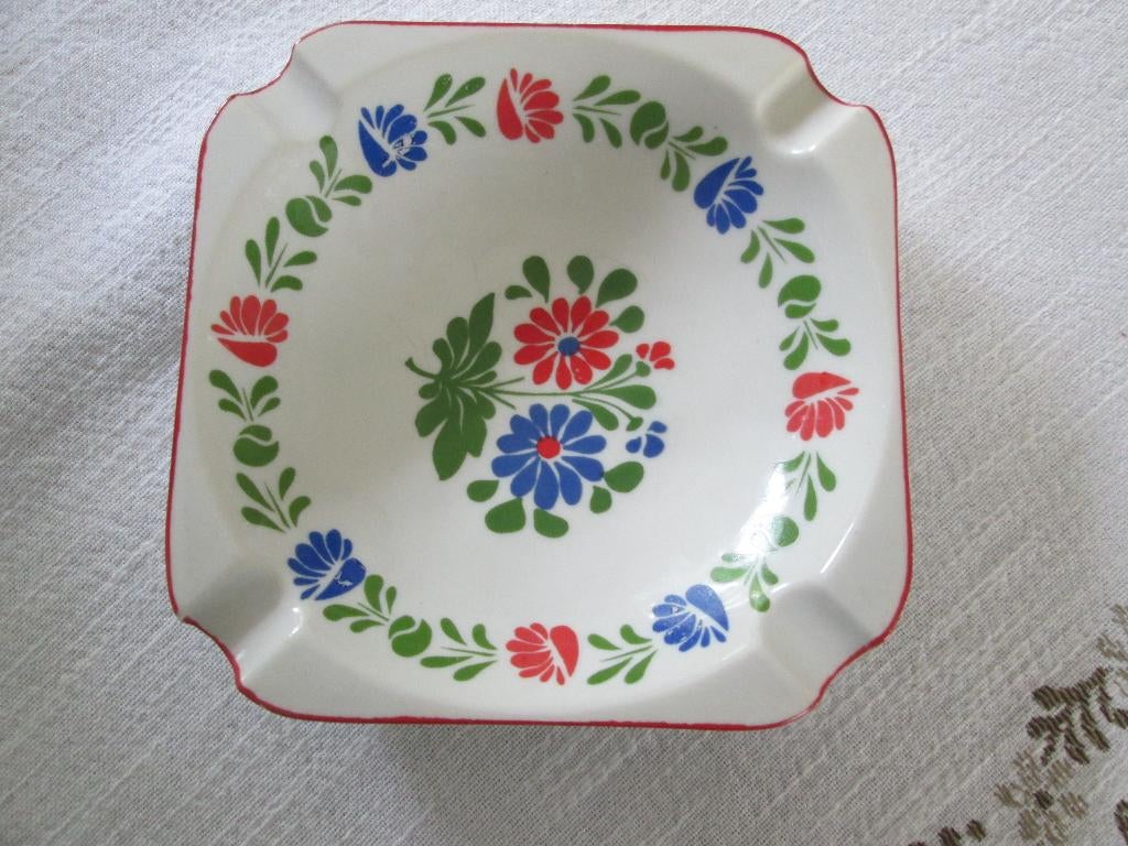 porceleinen asbak F.I.M.Alfoldi Porcelain Hungary bloem, Ophalen