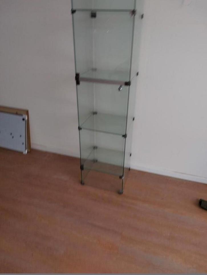 Glazen vitrinekast, Huis en Inrichting, Kasten | Vitrinekasten, Zo goed als nieuw, 150 tot 200 cm, 50 tot 100 cm, 25 tot 50 cm