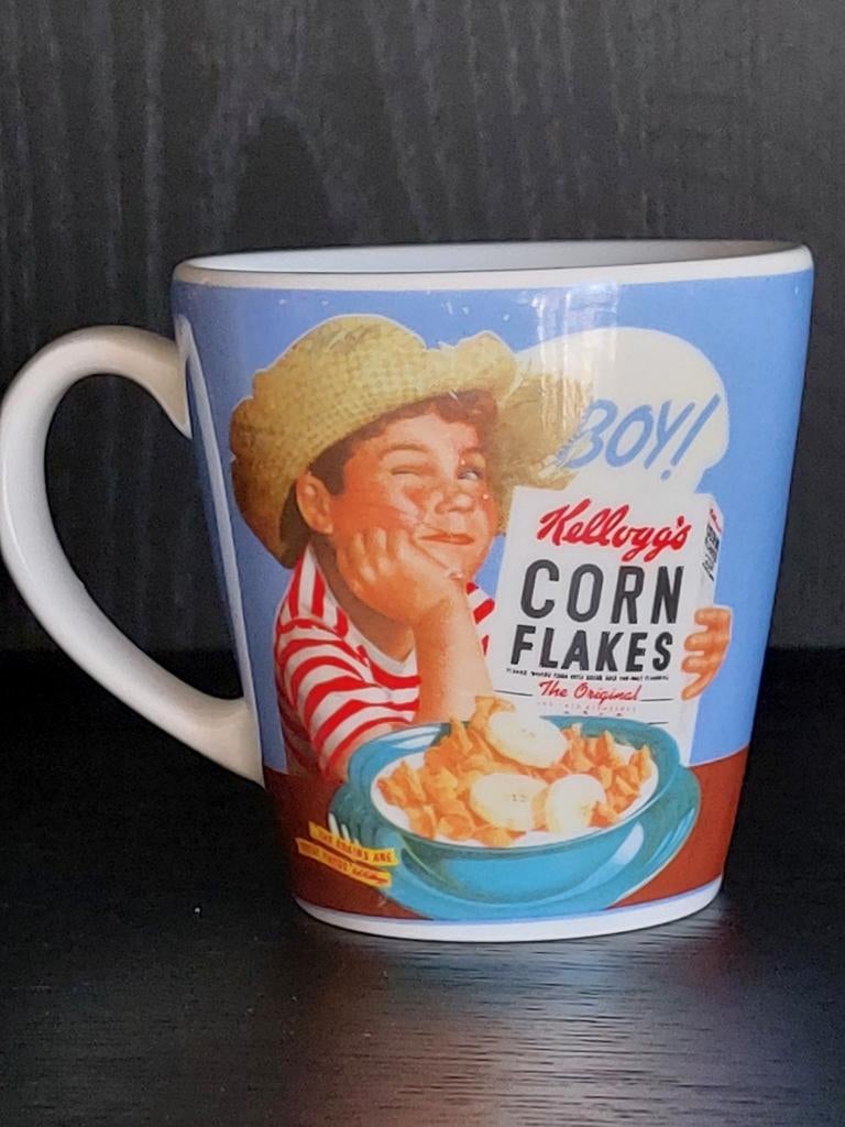 Vintage Kellogg's beker 2005 - Boy! Corn Flakes, Huis en Inrichting, Ophalen of Verzenden, Steen/keramiek, Meerkleurig, Overige merken