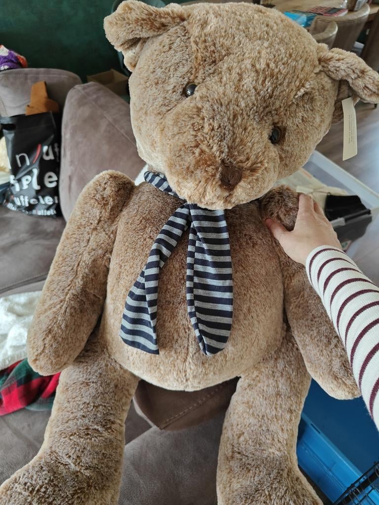 Grote knuffelbeer met sjaal, Ophalen, Beer, Zo goed als nieuw, Met kleding of accessoire