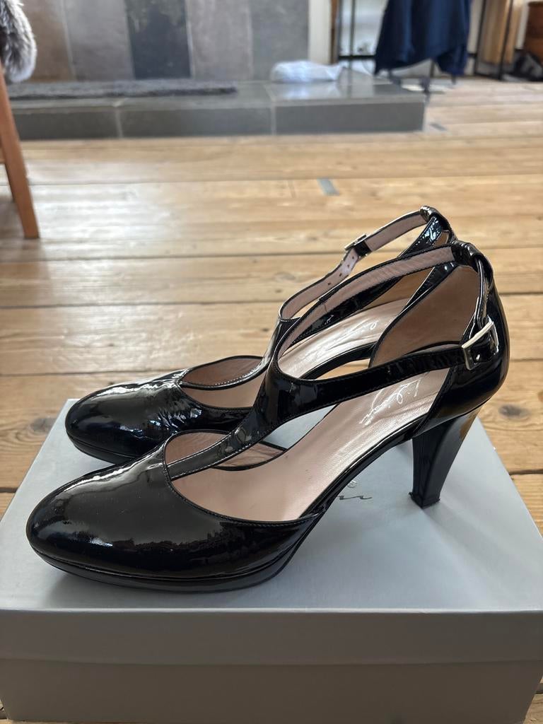 Zwarte lakleren pumps met bandje - Lilian, mt 41, Ophalen of Verzenden, Zo goed als nieuw, Zwart, Pumps