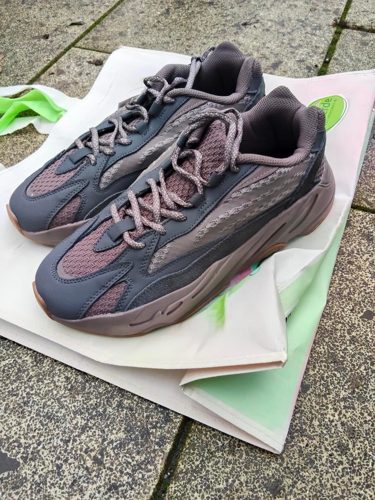 ADIDAS YEEZY BOOST 700V2. MAUVE .MAAT 45 (NIEUW), Sport en Fitness, Loopsport en Atletiek, Ophalen, Nieuw, Hardloopschoenen, Adidas