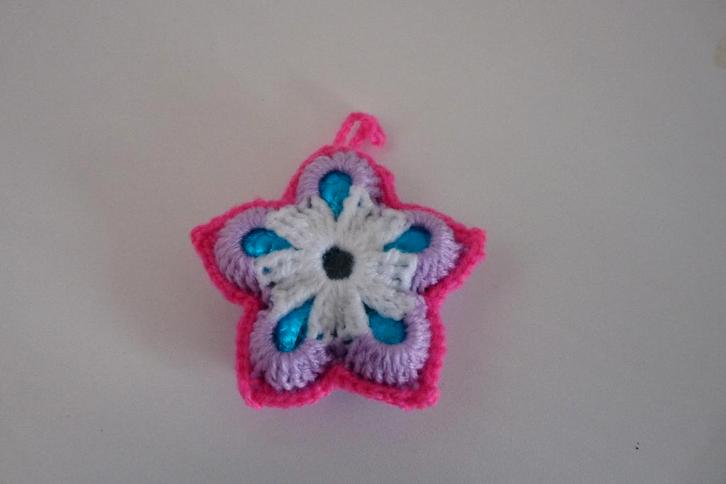 Nieuw gehaakte hanger bloem (roze) met eitjes, Diversen, Pasen, Nieuw, Ophalen of Verzenden