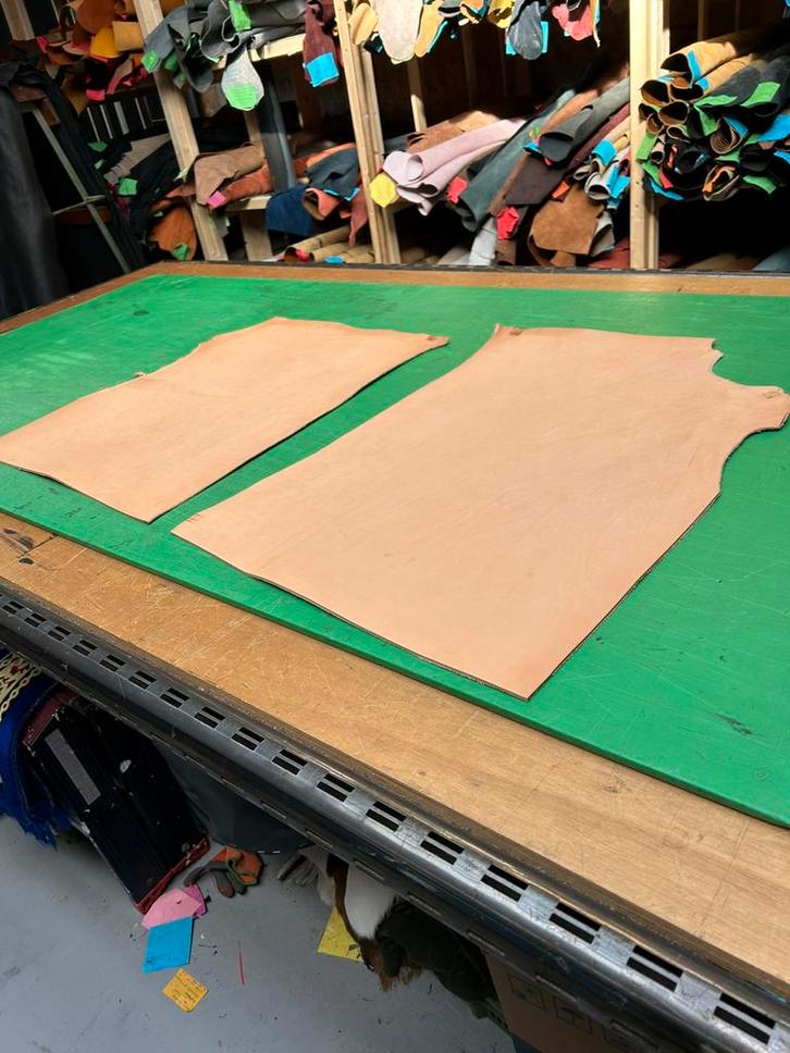 2 naturel tuigleer lappen 3-3,5 mm dikte half soepel nr1-2, Hobby en Vrije tijd, Stoffen en Lappen, Zo goed als nieuw, Leer of Kunstleer