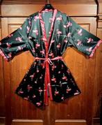 zwarte satijnlook kimono roze flamingo's 48/52, Kleding | Dames, Grote Maten, Ophalen of Verzenden, Nieuw, Roze, Lingerie of Zwemkleding