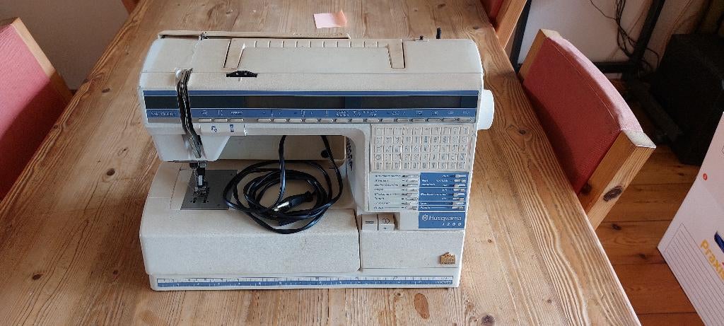 Husqvarna 1200 naaimachine, Hobby en Vrije tijd, Naaimachines en Toebehoren, Ophalen, Gebruikt, Naaimachine, Husqvarna