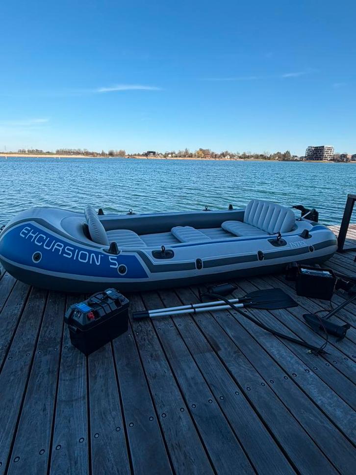 Intex Excursion 5 opblaasboot met fluistermotor en accu, Watersport en Boten, Accessoires en Onderhoud, Zo goed als nieuw, Ophalen