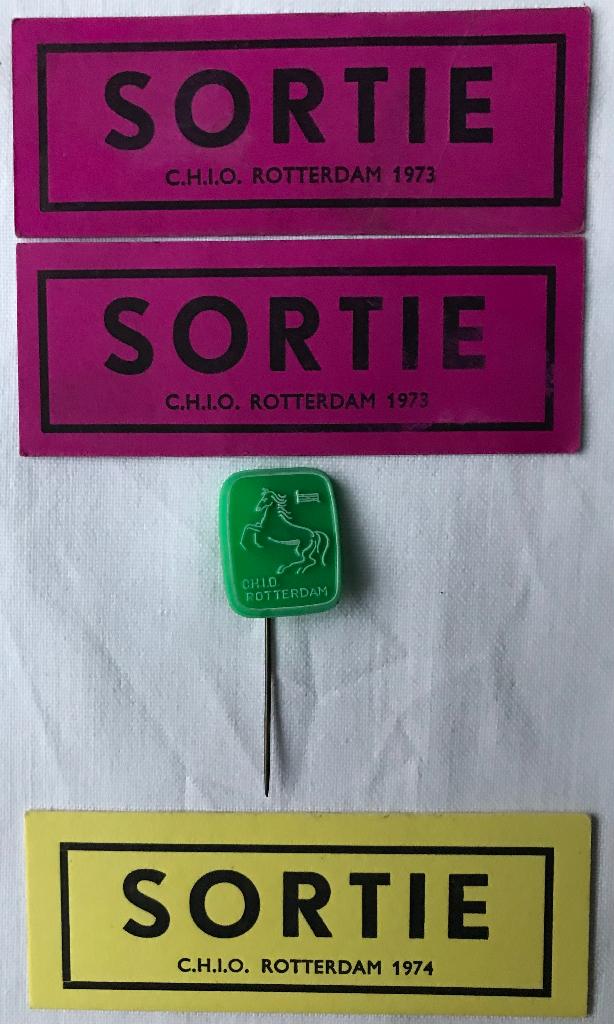 Speldje en kaartjes van C.H.I.O Rotterdam 1973 - 1974, Verzamelen, Speldjes, Pins en Buttons, Ophalen of Verzenden, Gebruikt, Sport