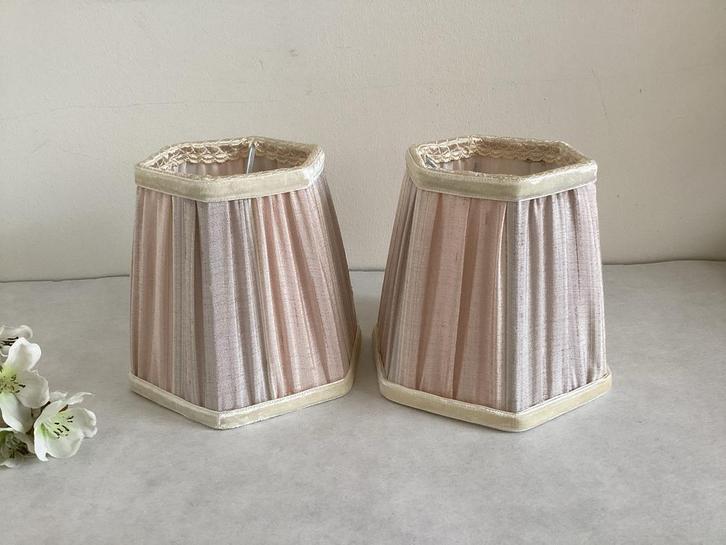 Twee grijs/roze lampenkapjes, klemkapjes, brocante, Huis en Inrichting, Lampen | Lampenkappen, Gebruikt, Minder dan 25 cm, Overige vormen