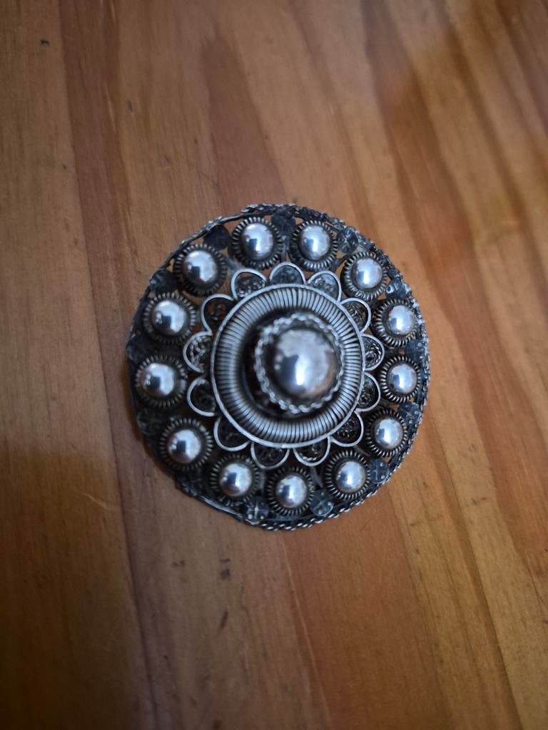 Antieke zilveren Zeeuwse knop broche, Ophalen of Verzenden, Minder dan 4 cm, Zilver, Zilver
