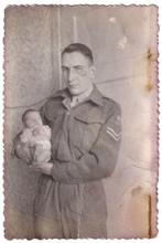 Foto - Nederlandse Militair met Baby - Kind Uniform, Gebruikt, Foto, Ophalen of Verzenden, 1940 tot 1960