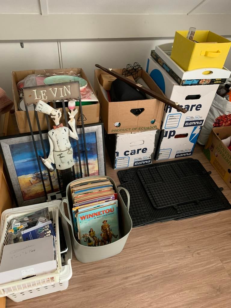 Grote zolderopruiming iets voor Koningsdag, Koningsmarkt, Ophalen, Zo goed als nieuw