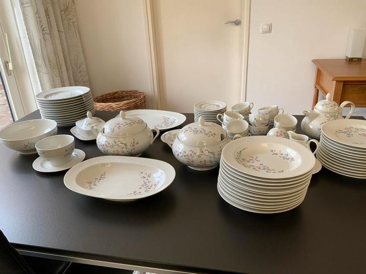 Prachtig compleet servies met bloemmotief, Huis en Inrichting, Keuken | Servies, Zo goed als nieuw, Compleet servies, Overige stijlen