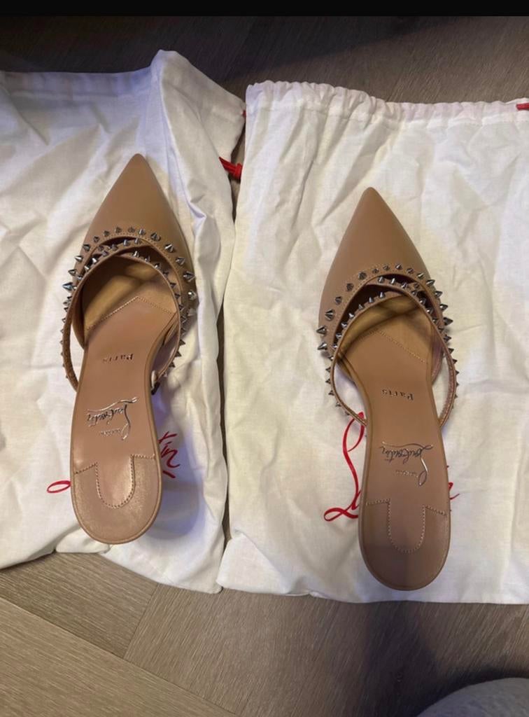 Chritian Louboutin hakken, Schoenen met lage hakken, Beige, Nieuw, Ophalen of Verzenden