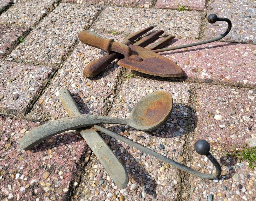 2 klerenhangers bestek en gereedschap, Ophalen, Gebruikt