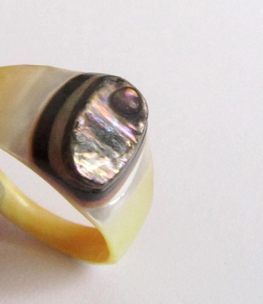 Vintage mooie ring van Abalone pauw schelp en hoorn maat 18, 18 tot 19, Verzenden, Paars, Zo goed als nieuw